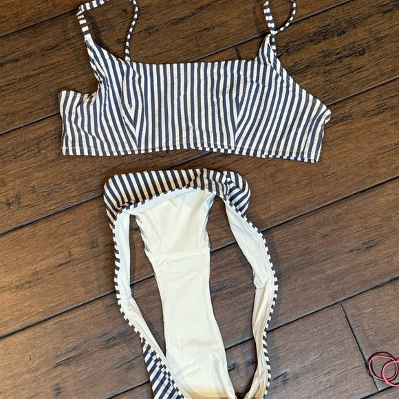 Lululemon Seersucker Triangle Swim Top and bottom*A/B Cup both size 10 - Picture 7 of 9